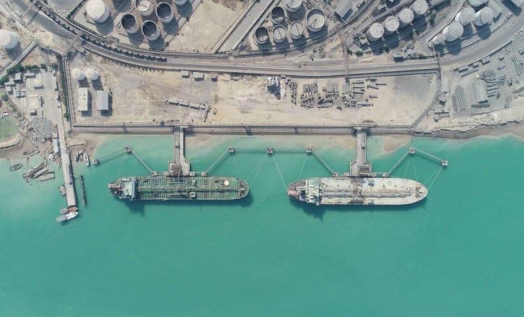 نخستین محموله فرآورده های نفتی از بندر خرمشهر به مقصد امارات صادر شد